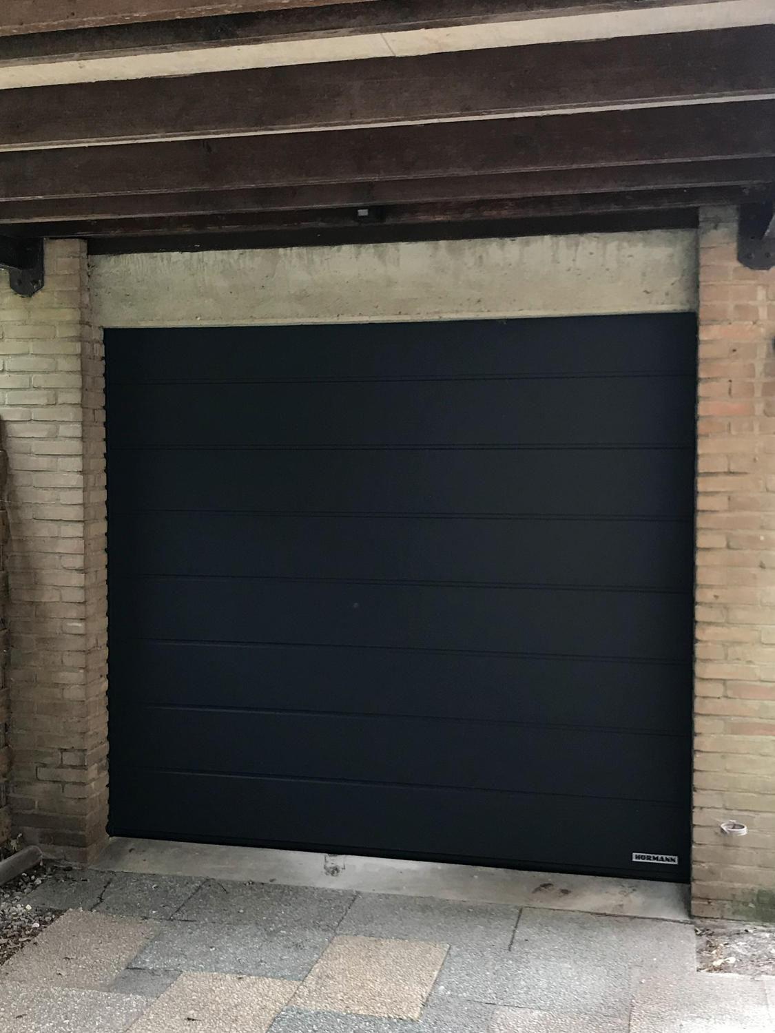 Sectionaal garagedeur geïnstalleerd in Soest - op maat gemaakt door VervangGaragedeur.nl